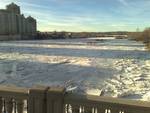 Bow River transportiert Eisklötze